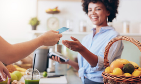 woman paying for a blended juice drink with her credit card